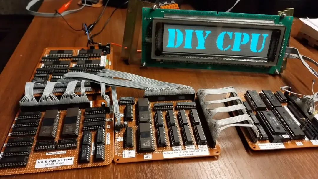 真手搓CPU！硬核开发者三个月手工焊接、敲1800行汇编代码，竟让自制芯片连屏幕放《黑客帝国》